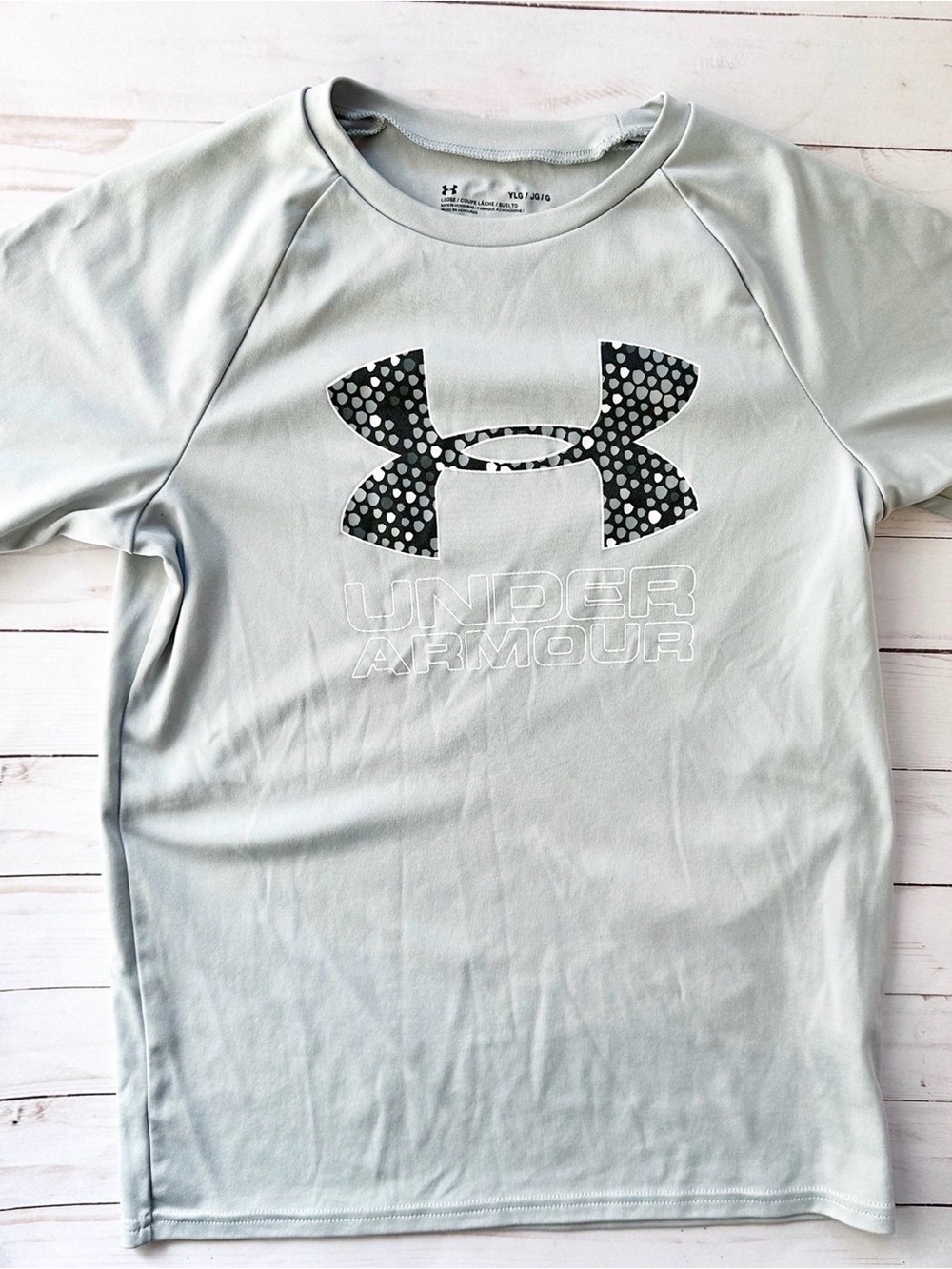 Boys Under Armour Drifit T-shirt (size Large)